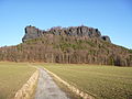 Lilienstein mit Nordwestspitze, mit Wettinobelisk und Funkturm