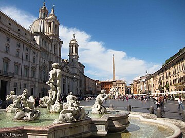 Piazza Navona gezien vanuit het zuiden. Op de voorgrond de Fontana del Moro.