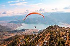 Gleitschirme über Pokhara und dem Phewa-See (Bild vom 26. Januar 2019 aus dem Wettbewerb Wiki Loves Earth 2019) KW 38 (ab 15. September 2019)