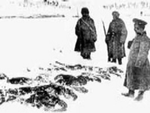 Trojice ruských vojáků stojící ve sněhu nad těly několika mrtvých osmanských vojáků.