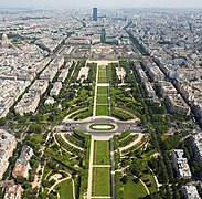 Eyfel Kulesi'nin en tepesinde güneydoğuya dönüldüğünde Montparnasse Gökdeleni ile görülen Champ de Mars, sol tarafında Hôtel des Invalides