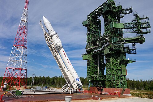 L'Angara A1 est placé en position verticale sur le pas tir par le bras érecteur