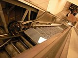 Offene Rolltreppe, die umgekehrten Stufen sind gut zu erkennen