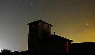 Mars éclairant l'église Saint Etienne de Mélas, Le Teil.jpg