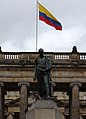 Simon Bolivar heykeli önünde dalgalanan Kolombiya bayrağı