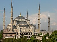 A mesquita Azul é unha das grandes mesquitas de Istambul, obra de Sedefkar Mehmet Ağa, discípulo de Mimar Sinan.