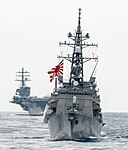 日米共同訓練を実施中の「ゆうだち」。後方は米空母「ロナルド・レーガン」（2023年10月）