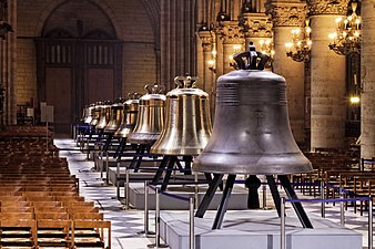 Arrivée des nouvelles cloches lors du 850e anniversaire de la cathédrale, en 2012.