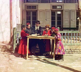 Serguéi Prokudin-Gorski, Escolares judíos estudiando con su maestro, Jéder de Samarcanda, 1909-1915. Fotografía en color tomada en el Imperio ruso.