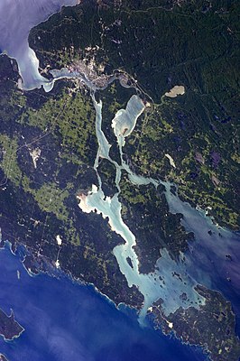 Satellietfoto van de rivier, met linksboven het Bovenmeer, en aan de onder- en rechterkant het Huronmeer