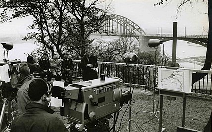 Reporterzy programu Today podczas wywiadu przeprowadzanego poza studiem (1963 r.).