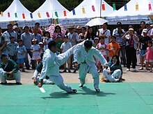 Những võ sinh đang biểu diễn taekkyeon trong lễ hội Hi! Seoul Festival ngày 28 tháng 4 năm 2007