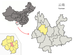 Dalin sijainti (punaisella) Dalin prefektuurissa, ja prefektuurin sijainti Yunnanissa. Alla sijainti Kiinassa.