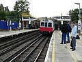 English: Ealing Common is one of two stations where District and Piccadilly line trains call at the same platforms, the other being Acton Town.