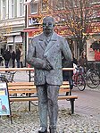 En staty över Gustaf Fröding på Västra Torggatan söder om Stora torget