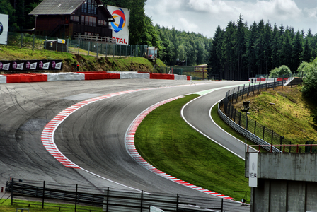 A famosa curva Eau Rouge no Circuito de Spa-Francorchamps