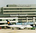 Boeing 737-500 Lufthansa před Terminálem 1 v létě 2002