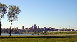 Anvista de Mantova dende o lago Inferiore.