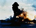 Nava de luptă USS Arizona explodând.