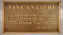 Une plaque portant l'inscription « Fincantieri S.p.A. stabilimento Castellammare di Stabia, costr. 6239, anno 2015 »