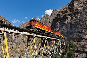 Locomotoras GE C30 7PA del FCCA pasando por un puente a la altura de Río Blanco