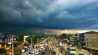 Die Araniko Hoofweg verbind Katmandoe met Bhaktapur en verder met die Chinese grens.