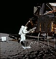 Bean tente d'extraire le combustible de son container avec un outil dédié (le FTT). On peut voir un des outils universels (UHT) qui est toujours attaché au sous-ensemble RTG. Pour la mission Apollo 12, la capsule de plutonium est coincée dans son logement à cause de la dilatation thermique (Bean peut sentir la chaleur malgré ses gants). Conrad frappe sur le container avec un marteau, ce qui permet à Bean d'extraire le combustible. Celui-ci est ensuite inséré dans le RTG.