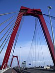 De Willemsbrug, op de achtergrond de Hef.