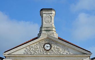 Fronton et cheminée