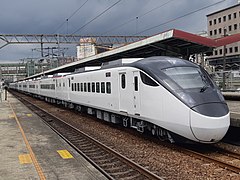 EMU3000型電聯車，附掛命名為騰雲座艙的商務車廂（中壢車站）