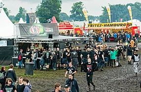 Verpflegungsmöglichkeiten werden häufig in Form von Imbiss- und Getränkewagen angeboten. Besonders große Veranstaltungen wie das abgebildete Wacken Open Air verfügen über so genannte Fastfood-Meilen.