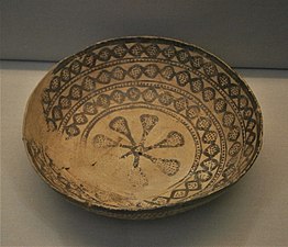 Bol amb decoració pintada, Halaf recent (c. 5600-5200 aC), Tell Arpachiyah, Iraq. Museu Britànic