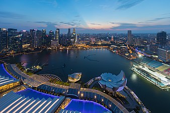 Gratte-ciels du Central Business District, au crépuscule, depuis la plateforme d'observation en haut du gratte-ciel Marina Bay Sands. Juin 2018.