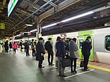 Penumpang menunggu KRL di peron Jalur Yamanote di Stasiun Shinjuku