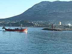 Entrada al port de Dénia amb el Montgó darrere