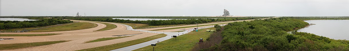 Crawlerway-Abzweigung am LC-39-Beobachtungsportal. Die rechte Spur führt zum Pad LC-39A (abgebildet mit Vorlage: OV), während die linke Spur zum Pad LC-39B führt.