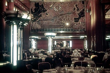 First class dining room, now known as the "Grand Salon". Note the mural above, which had a moving crystal model that tracked the route progress of the Queen Mary and later, when in service, RMS Queen Elizabeth.