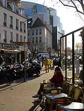 Début de la rue avec, en arrière-plan, l'opéra de la Bastille.