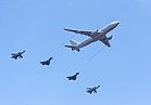 Am 26. Juni 2022 zeigen bei der ILA Berlin 2022 ein Airbus A330 MRTT des European Air Transport Commands (Leitwerksnummer T-058) mit zwei Eurofighter Typhoons (Mitte) und zwei Panavia Tornados (äußere Flugzeuge) eine Betankungsformation. KW 27 (ab 3. Juli 2022)