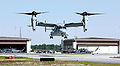 En V-22 Osprey med tiltede rotorer.