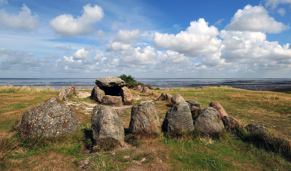 "Megalithic grave 'Harhoog' in Keitum, Sylt, Germany" by Michael Gäbler