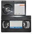 VHS je pobijedio konkurentski Betamax standard.