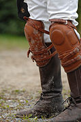 Un joueur de polo équipé de genouillères.