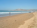 Spiaggia e sullo sfondo il colle