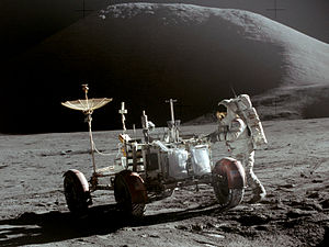 Jim Irwin cu vehiculul lunar Roving pe prima suprafață lunară, EVA, Apollo 15