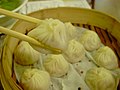 Grabbing a piece of xiaolongbao - 小籠包を摘（つま）む