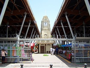 Le marché aux épices de Basse-Terre et son horloge.