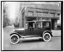 1921 Scripps-Booth sedan in front of a showroom