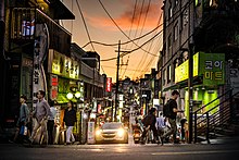 Phố Itaewon vào buổi chiều tối