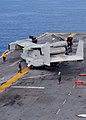 Eine in Hangar-Konfiguration gefaltete Kipprotor-Osprey wird auf der USS Bataan in Abflugposition gebracht. (ab 29. April 2012)